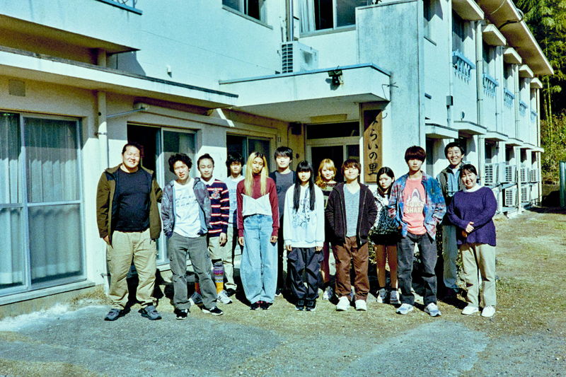 ジャンピングキックに金属バットで殴打　少年の狂気的な暴力と対峙する大人たち　「四月の余白」場面写真