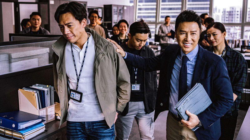 ドニー・イェン 銃を構えて鋭い眼光 英国式ウィッグをつけた検察官姿も 「プロセキューター」場面写真