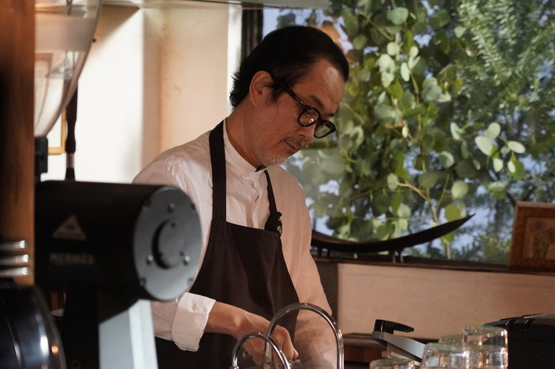 恋を優しく見守る喫茶店のマスター　カタカナ用語を多用し手柄を横取りする上司　「アナログ」場面写真