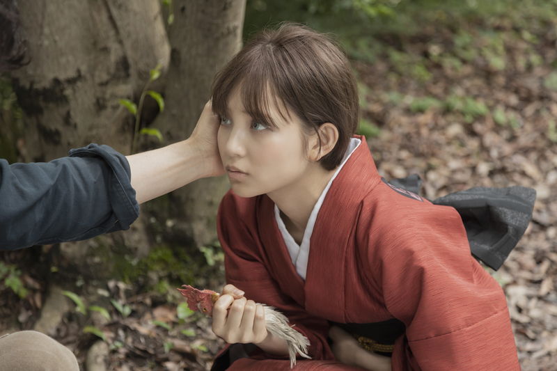 ニワトリの頭を手に持つ桃果　その瞳に吸い寄せられる山田孝之　「唄う六人の女」本編映像