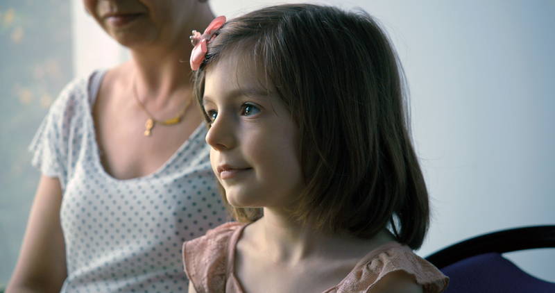 女の子として生きたいサシャ　肯定してくれる医師の言葉に涙ぐむ　「リトル・ガール」本編映像