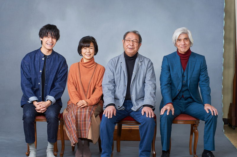 佐野晶哉が満面の笑み　平泉成、市毛良枝、佐藤浩市と家族写真風オフショット　「明日を綴る写真館」
