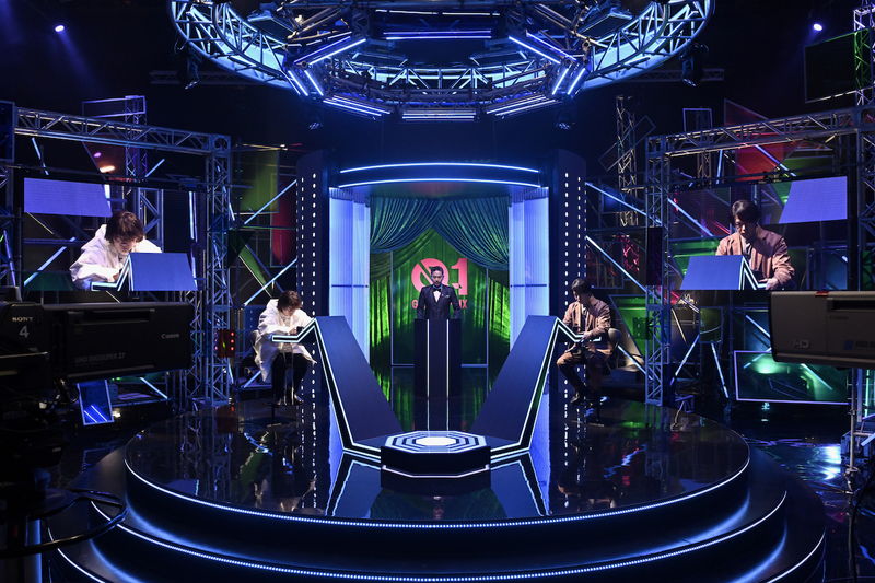 中村倫也と神木隆之介が対峙する張り詰めた瞬間　「君のクイズ」場面写真