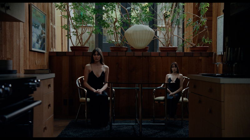 隣の山荘のゴミ捨て場に女性の遺体？　この山荘は何かがおかしい　「KEEPER／キーパー」本編映像