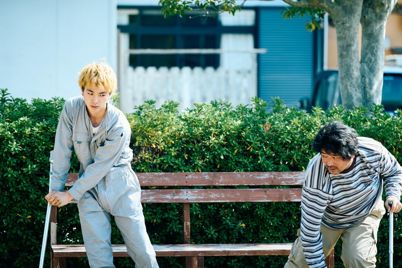 ジャンピングキックに金属バットで殴打　少年の狂気的な暴力と対峙する大人たち　「四月の余白」場面写真