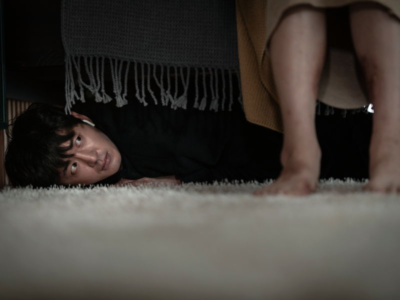 ベッドの下に隠れて女性を見つめる男　女性へのゆがんだ愛情　「アンダー・ユア・ベッド」場面写真