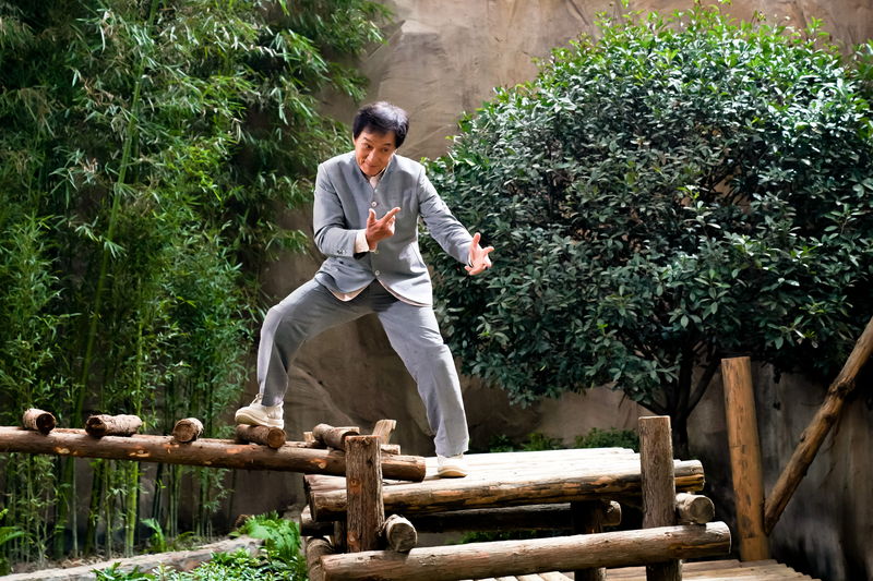 ジャッキーが逃げ惑うも予想外の展開に　犯罪組織のリーダーとバトル　「パンダプラン」本編映像