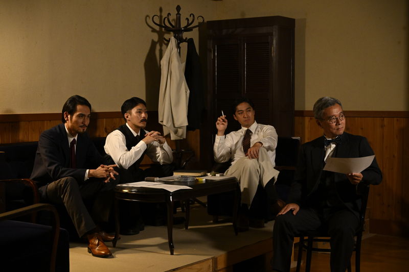 中村橋之助＝中山晋平　一心不乱な作曲風景　「シンペイ 歌こそすべて」ポスター＆場面写真