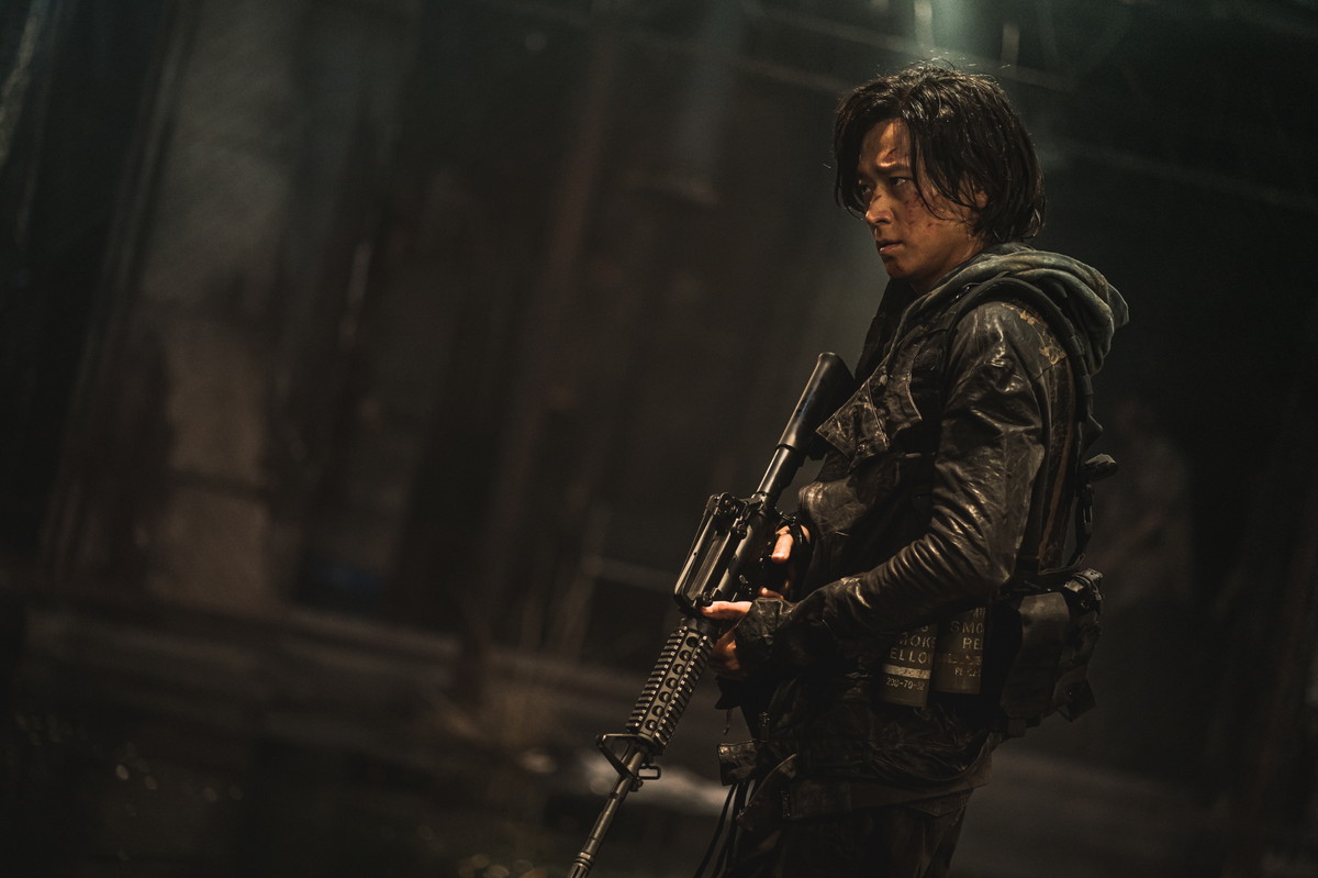 カン・ドンウォンの新場面写真公開　ゾンビと民兵に襲われる元軍人役　「新感染半島 ファイナル・ステージ」