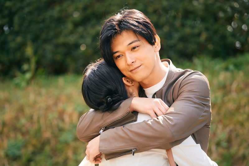 吉沢亮、婚約者のナディアをバックハグする姿　笑顔で抱きしめるショットも　「ファミリア」場面写真