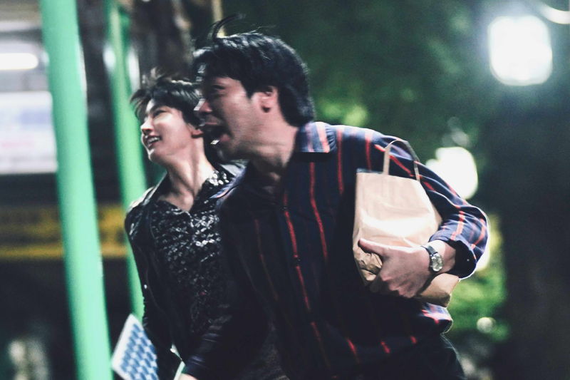 峯田和伸・若葉竜也・吉岡里帆　自主制作レコードを誇らしく見る姿　「ストリート・キングダム」場面写真