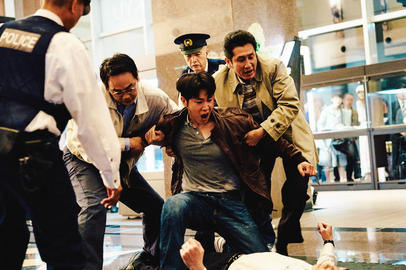 水上恒司 深夜の新宿を自転車で爆走する姿 「TOKYO BURST-犯罪都市-」場面写真