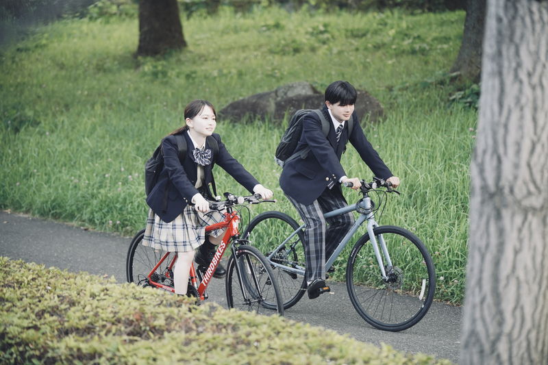 山田杏奈に自分の方を向かせられる長尾謙杜　自転車で一緒に通学する姿も　「恋に至る病」場面写真