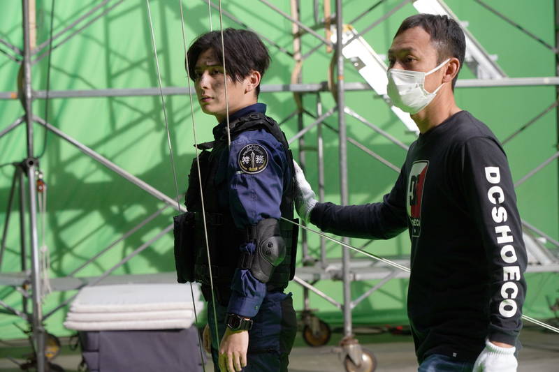 山田涼介、怪獣から落下14回のハードな撮影　「大怪獣のあとしまつ」メイキング写真