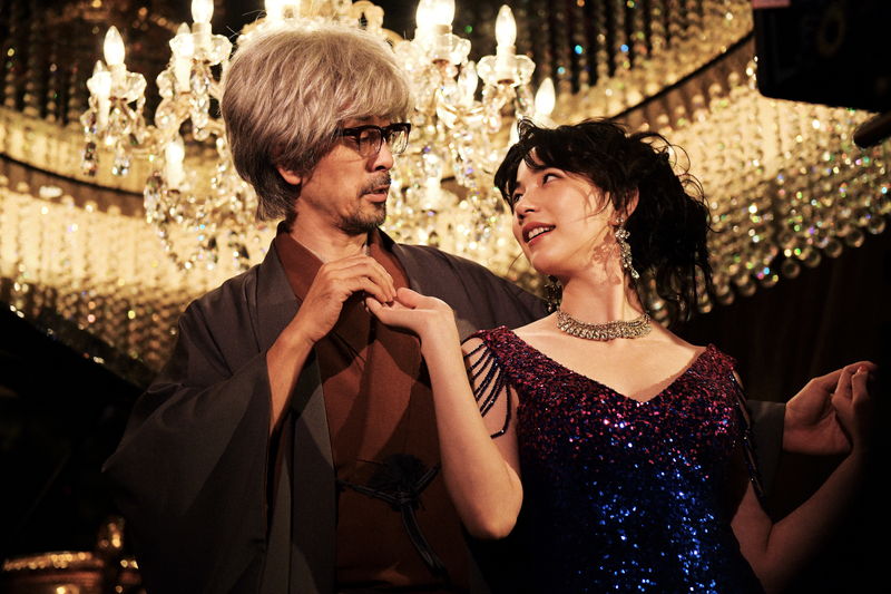 のん、怒って田中圭のネクタイをつかむ姿　滝藤賢一にヘッドロックも　「私にふさわしいホテル」場面写真
