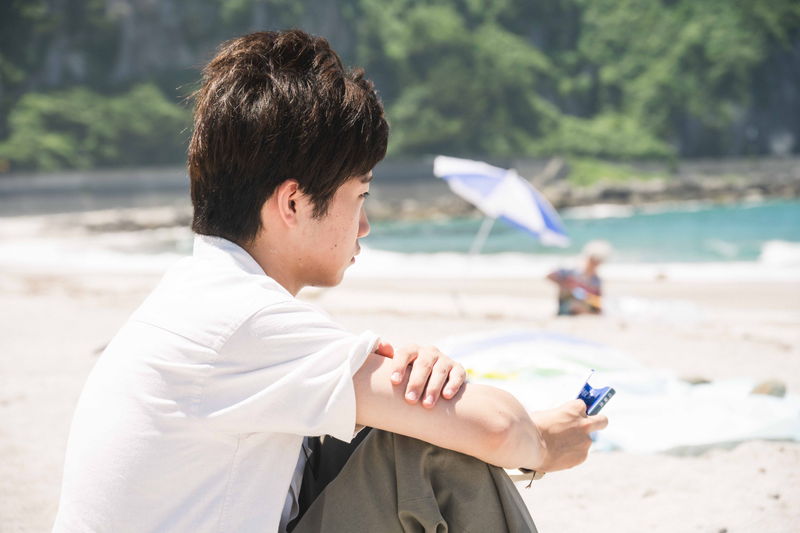 シム・ウンギョン　旅先の定食屋で読書をする姿　どこか陰をおびた河合優実も　「旅と日々」場面写真
