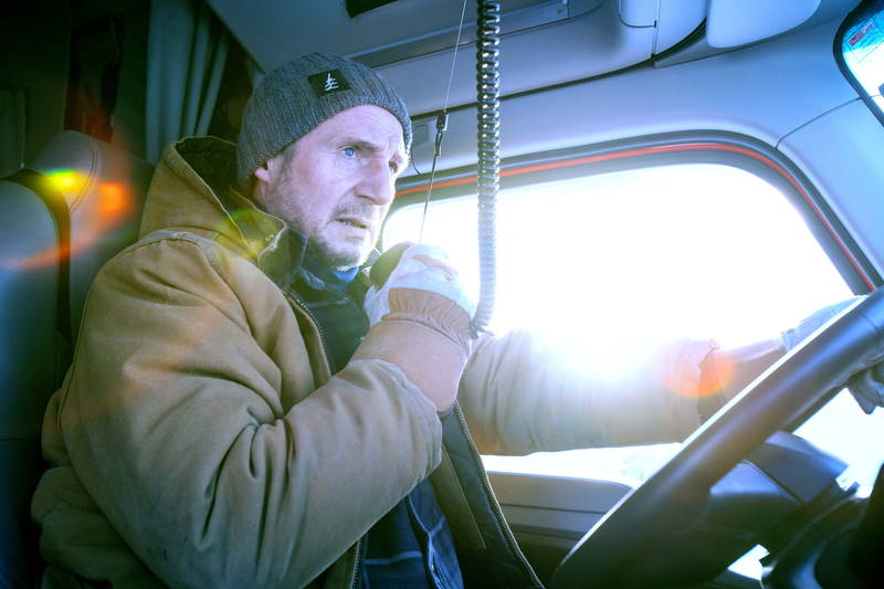 リーアム・ニーソン、26人の命を救うためトラックで氷の道を突っ走る　「アイス・ロード」公開決定