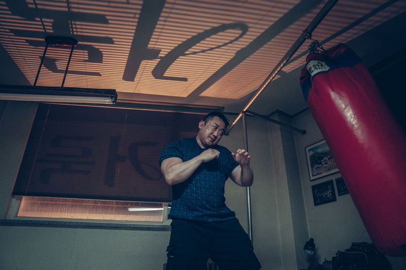 マ・ドンソク、拳で悪魔と戦う会社社長に　サンドバックに向かう姿も　「悪魔祓い株式会社」場面写真