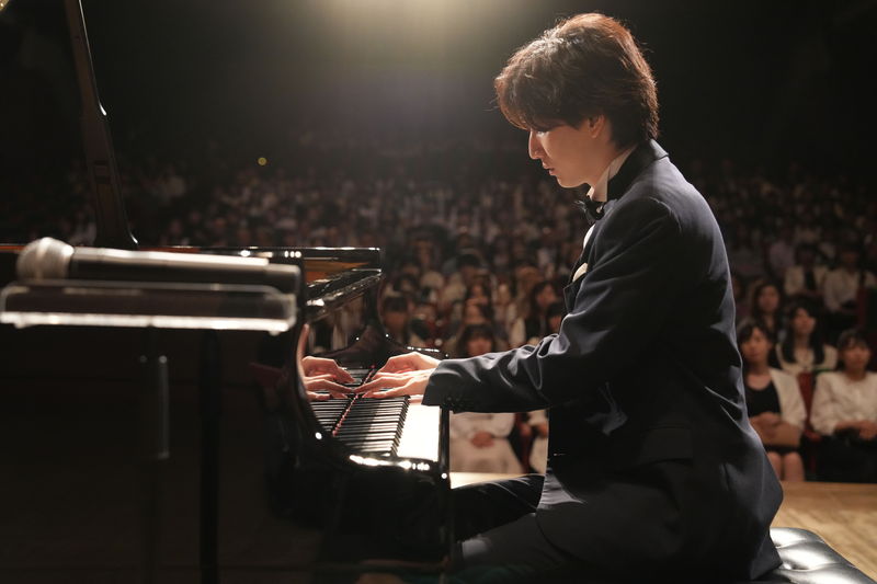 京本大我と古川琴音がピアノ連弾姿　それぞれのソロ演奏シーンも　「言えない秘密」場面写真