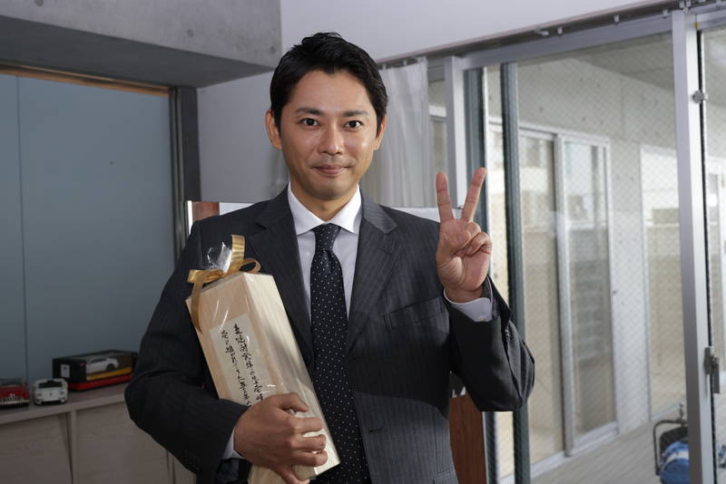 今井翼　映画初主演クランクアップでVサイン　hideの弟役　「TELL ME ～hideと見た景色～」