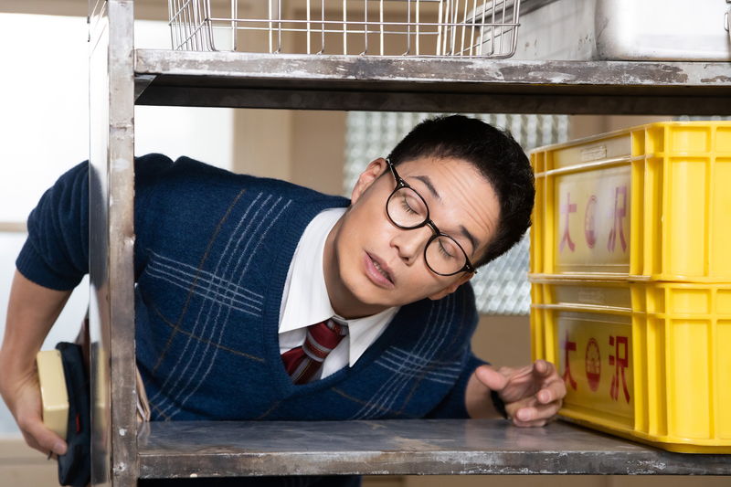 市原隼人　おなじみのエビぞり披露　おいしそうに給食のおかずをほおばる姿も　「おいしい給食」最新作場面写真