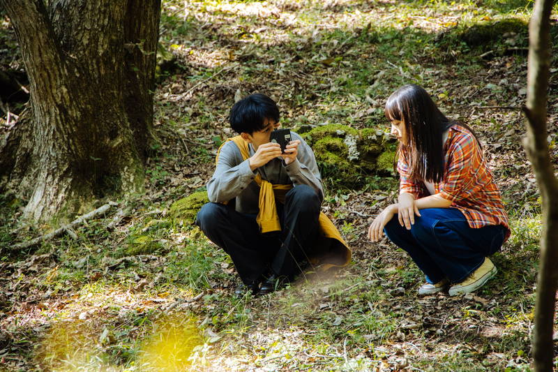 成田凌、大人の表情見せる清原果耶を写真撮影　「まともじゃないのは君も一緒」メイキングカット