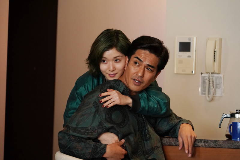 松岡茉優　グリーンヘアに真っ赤な口紅で極道の姉御に　「ヘルドッグス」場面写真