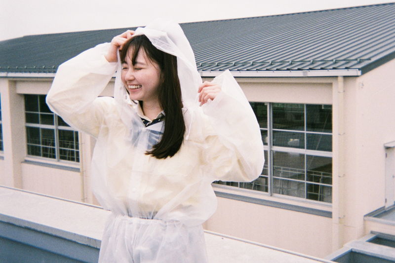 長尾謙杜＆山田杏奈がピース　レインコートをかぶり満面の笑みの山田杏奈も　「恋に至る病」現場写真