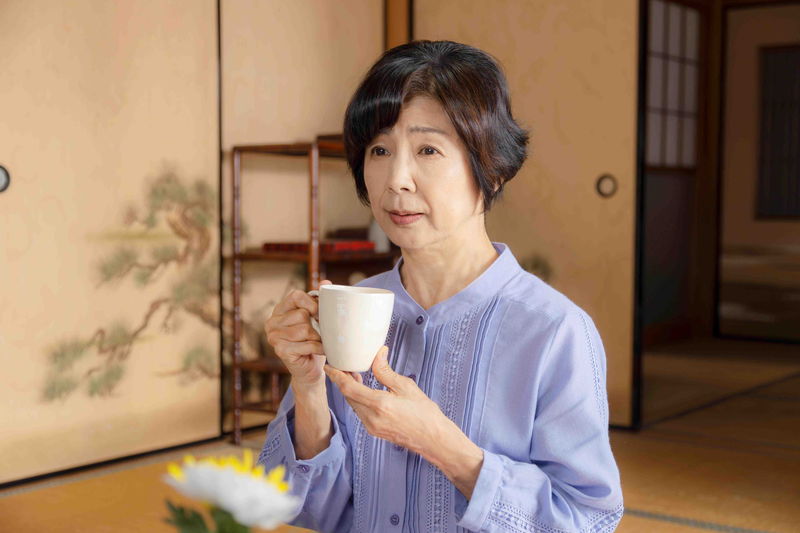 孫＝安藤拓磨と祖母＝市毛良枝の見せる温かな瞬間　「富士山と、コーヒーと、しあわせの数式」場面写真