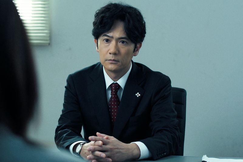 稲垣吾郎、戸惑いの表情で誰かをまっすぐ見つめる姿　無言でバスに乗る新垣結衣も　「正欲」場面写真