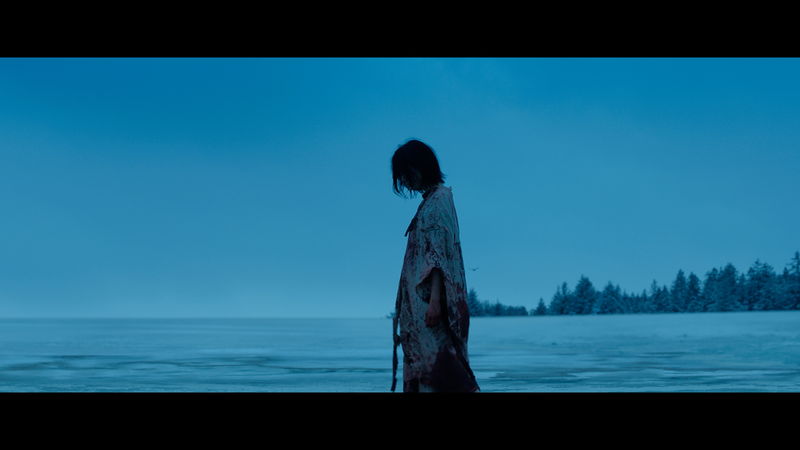 真っ白な雪の上を、血まみれの姿でさまよう少女　「THE WITCH／魔女　－増殖－」本編映像