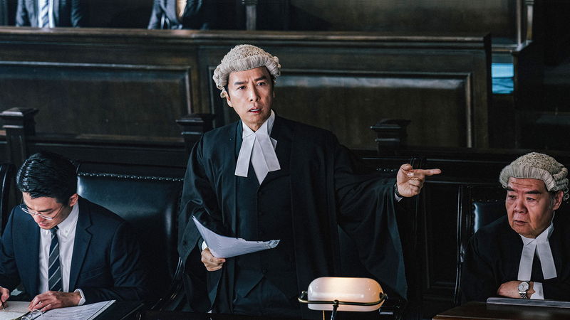 ドニー・イェン 銃を構えて鋭い眼光 英国式ウィッグをつけた検察官姿も 「プロセキューター」場面写真