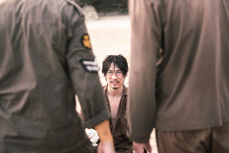 ディーン・フジオカの前に半魚人が出現　鎖でつながれたイギリス兵とサバイバル　「オラン・イカン」予告