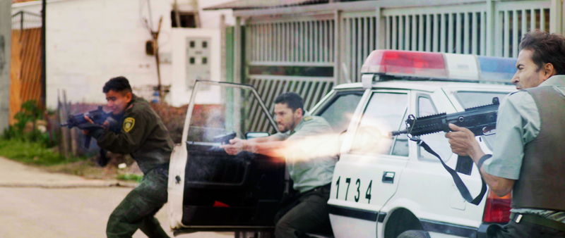 巨漢警官を盾に奪い取った拳銃をぶっ放す 警官たちに怒りの反撃 「ドミニク 孤高の反逆者」本編映像