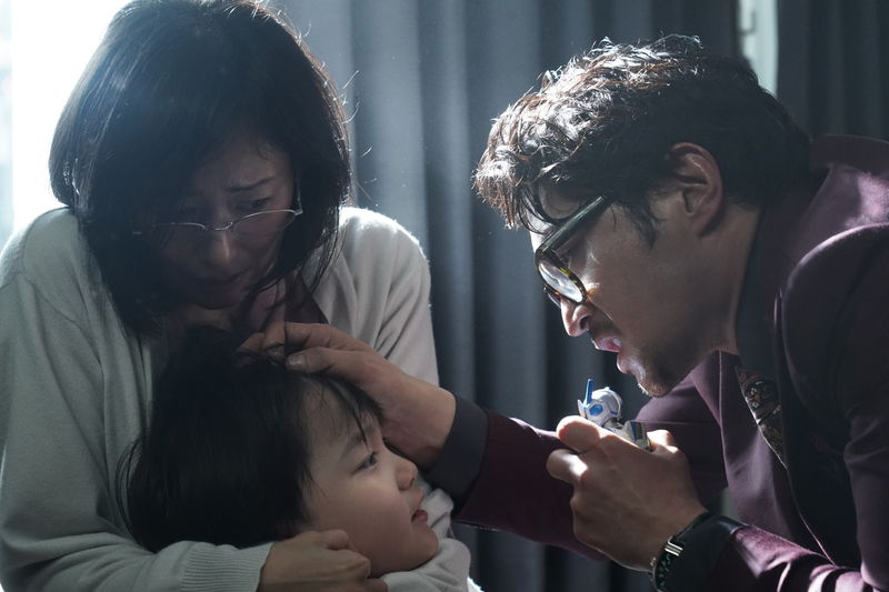 佐々木蔵之介が大ピンチ！？　積年のうらみをぶつける高橋恭平　「映画 マイホームヒーロー」場面写真