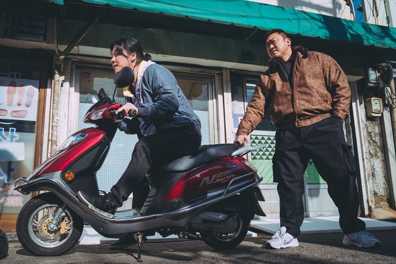 マ・ドンソク　オリを素手で破壊？　原付バイクを素手で制止も　「犯罪都市 PUNISHMENT」場面写真