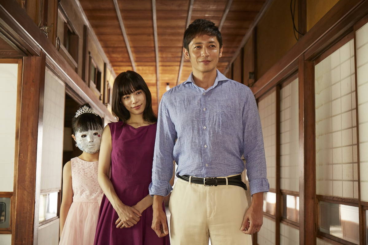 窓から顔をのぞかせる顔にやけどを負った少女　南沙良のぼうぜんとした姿も　「この子は邪悪」場面写真
