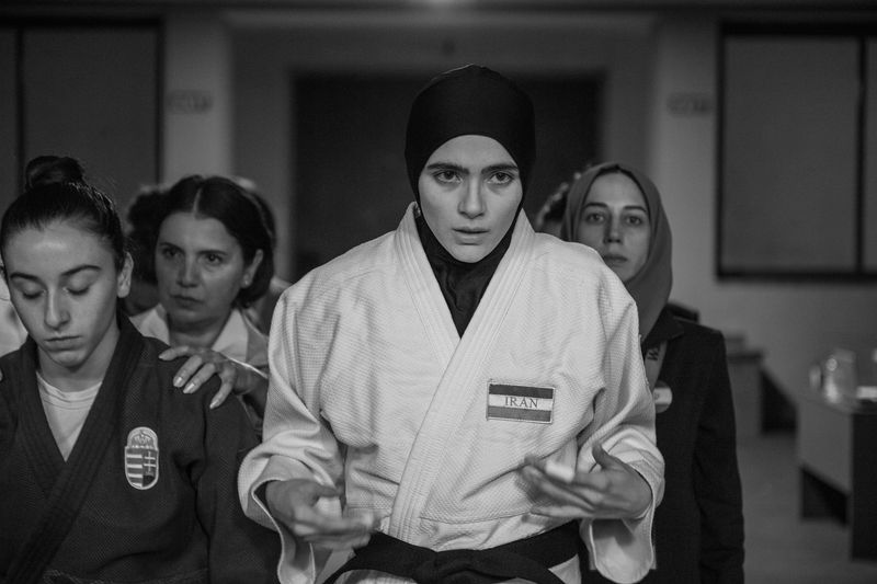 政府から棄権を命じられたイラン人柔道選手　闘い続けることを決意し控室で座り込む姿　「TATAMI」場面写真