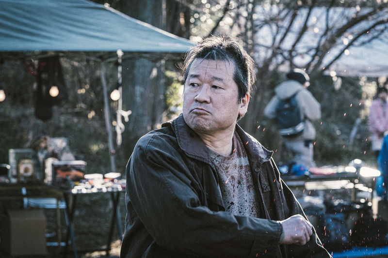 佐藤二朗　虚空を見上げるゆがんだ表情　未曽有の怪物役　「名無し」場面写真