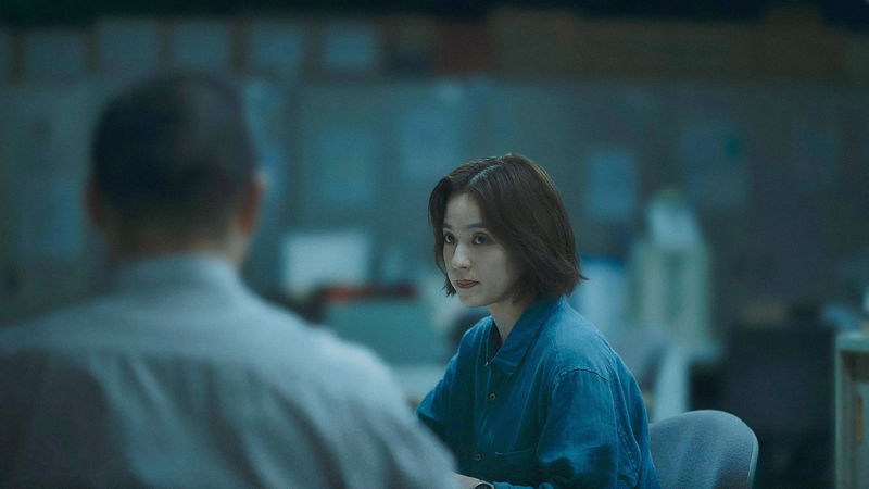 香川照之　不安にも必死にも見える表情で窓ガラスをホースで清掃する姿　「災 劇場版」場面写真