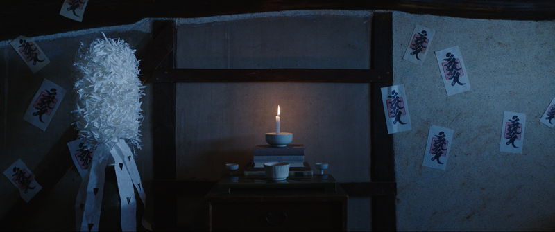 “神隠し”事件の起こった廃神社　神具にあふれた部屋、禍々しい儀式　「神社　悪魔のささやき」場面写真