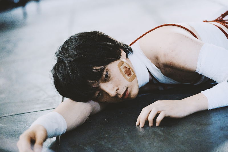 首輪を付けた　リードを手にした女　ゆがんだ欲望がにじみ出る　「JOTARO」ポスター