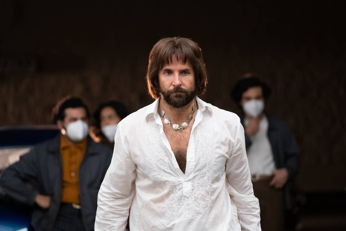 恋人の名前を言い直させるブラッドリー・クーパー 実在のプロデューサー役 「リコリス・ピザ」本編映像