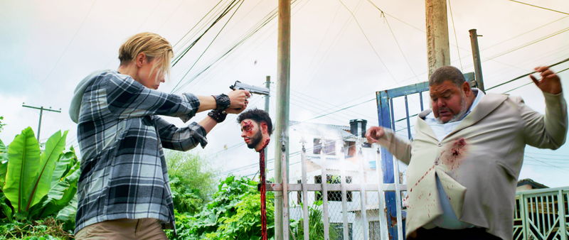 巨漢警官を盾に奪い取った拳銃をぶっ放す 警官たちに怒りの反撃 「ドミニク 孤高の反逆者」本編映像