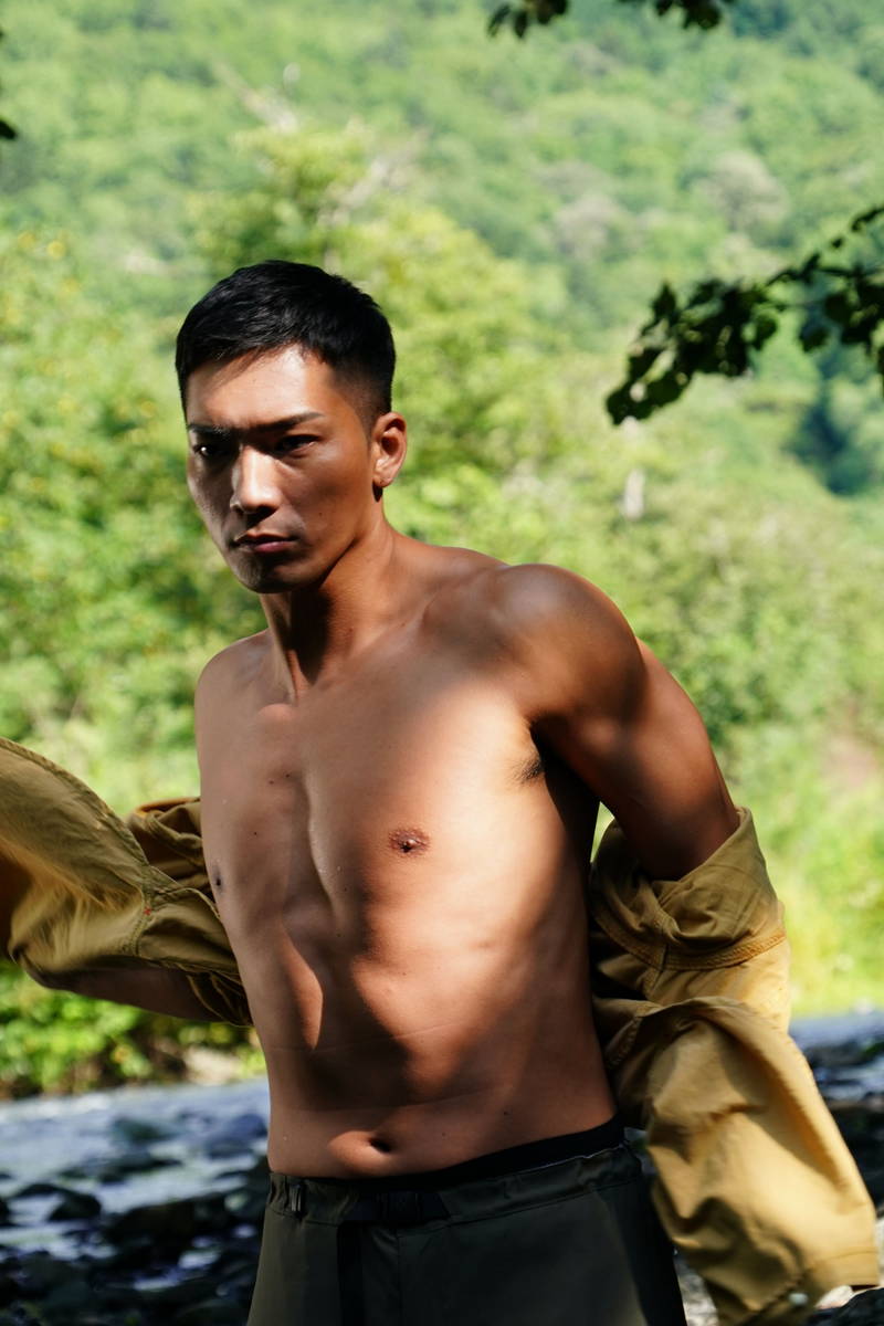 SWAY、上半身裸の鍛え抜かれた肉体美披露　川に飛び込み熱い言葉　「リスタート」場面写真