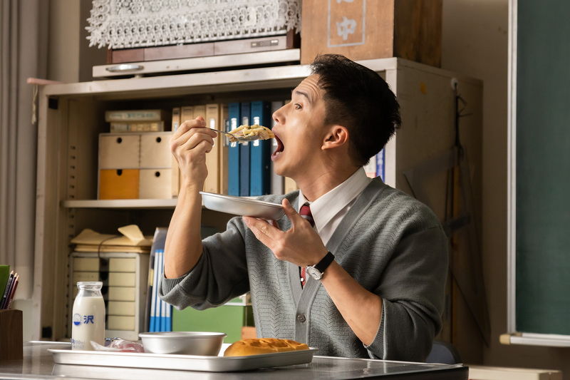 市原隼人　おなじみのエビぞり披露　おいしそうに給食のおかずをほおばる姿も　「おいしい給食」最新作場面写真