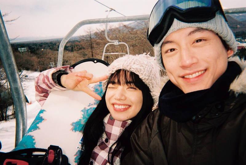 小松菜奈＆坂口健太郎　雪山デートで笑顔の自撮りツーショット　幸せな毎日捉えた「余命10年」新スチール