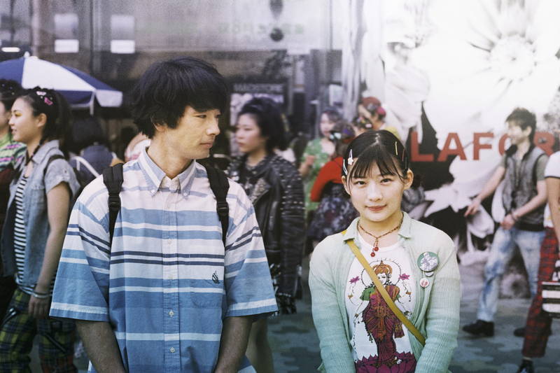 森山未來＆伊藤沙莉　90年代の街を初々しく歩く姿　「ボクたちはみんな大人になれなかった」場面写真