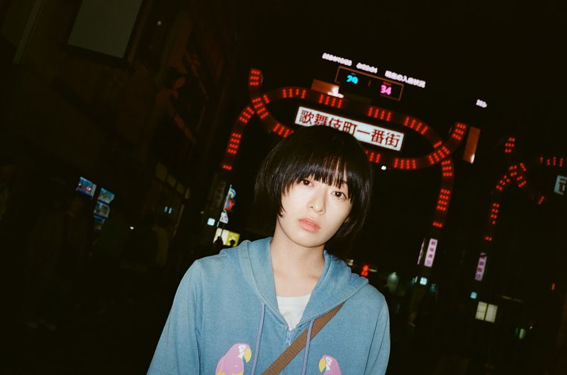 森七菜　歌舞伎町を背景に一人たたずむ姿　満面の笑顔で仲間とともにはしゃぐ様子も　「炎上」場面写真