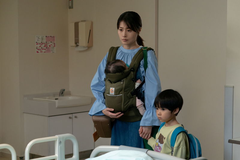 有村架純　子供を抱えながら金塊の入ったバッグを持つ姿　「マジカル・シークレット・ツアー」場面写真